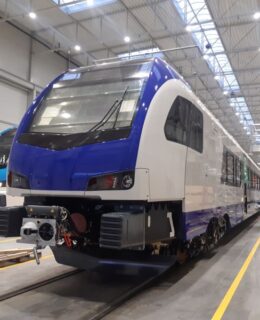 Pierwszy nowy pociąg FLIRT dla PKP Intercity