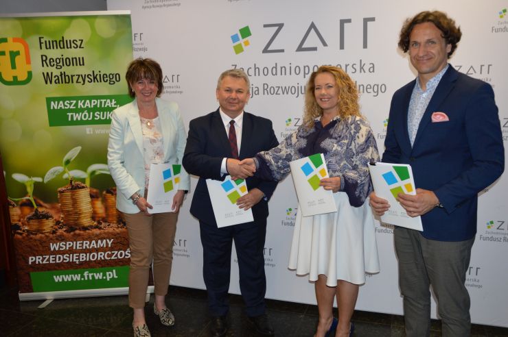 Fundusz Regionu Wałbrzyskiego podpisał umowy z Zachodniopomorską Agencją Rozwoju Regionalnego S.A. na wsparcie firm dotkniętych skutkami pandemii COVID-19