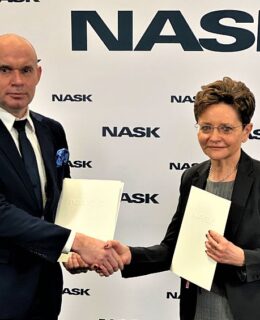 umowę z NASK podpisali profesor . Ewa Niewiadomska-Szynkiewicz - Zastępca Dyrektora NASK PIB i profesor Stanisław Prusek dyrektor GIG.jpg