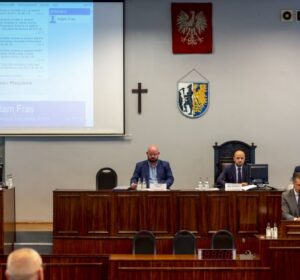 prezydent Bytomia Mariusz Wołosz, przedstawia podczas sesji Rady Miejskiej raport o stanie miasta