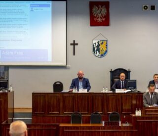 prezydent Bytomia Mariusz Wołosz, przedstawia podczas sesji Rady Miejskiej raport o stanie miasta