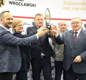 O zwycięstwie w Rankingu Finansowym zdecydowała wspólna praca – mówi Roman Potocki (w środku). Tu zawsze dziękuję Radzie Powiatu Wrocławskiego, wszystkim pracownikom, a w szczególności Zarządowi. fot. mat. prasowe Powiat Wrocławski