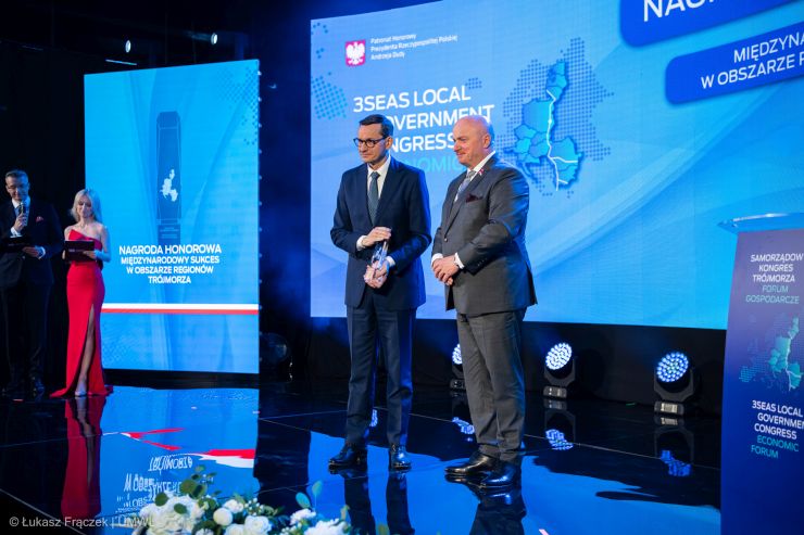Marszałek Jarosław Stawiarski wręcza Premierowi Mateuszowi Morawieckiemu Nagrodę Międzynarodowy Sukces w obszarze regionów Trójmorza