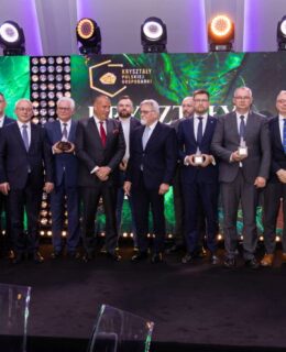 rozstrzygnięcia Konkursu „Kryształy Polskiej Gospodarki 2022" zdjęcie laureatów z Gali wręczenia nagród fot. FPG