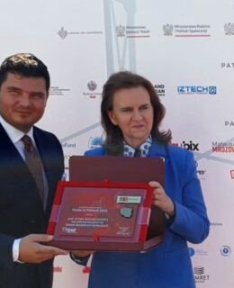 Prezes ZUS - Prof. Gertruda Uścińska odebrała nagrodę podczas Kongresu Made in Poland z rąk Wojciecha Pomarańskiego, prezesa Polskiej Agencji Przedsiębiorczości fot. ZUS
