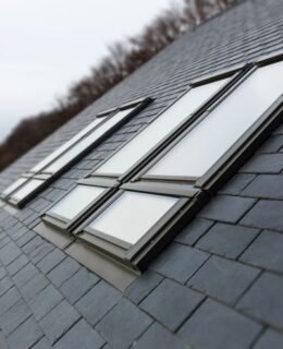 Nawet najbardziej energooszczędne okno nie spełni swoich funkcji jeśli nie będzie poprawnie zamontowane w dachu. fot. fakro